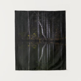 Weiße Bäume reflektieren den See Wandteppich