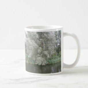 Weiße Bäume und Tasse der Flusslandschaft