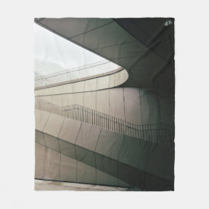 WEIßE BETONTREPPE MIT GRAUEN METALLGELÄNDERN FLEECEDECKE