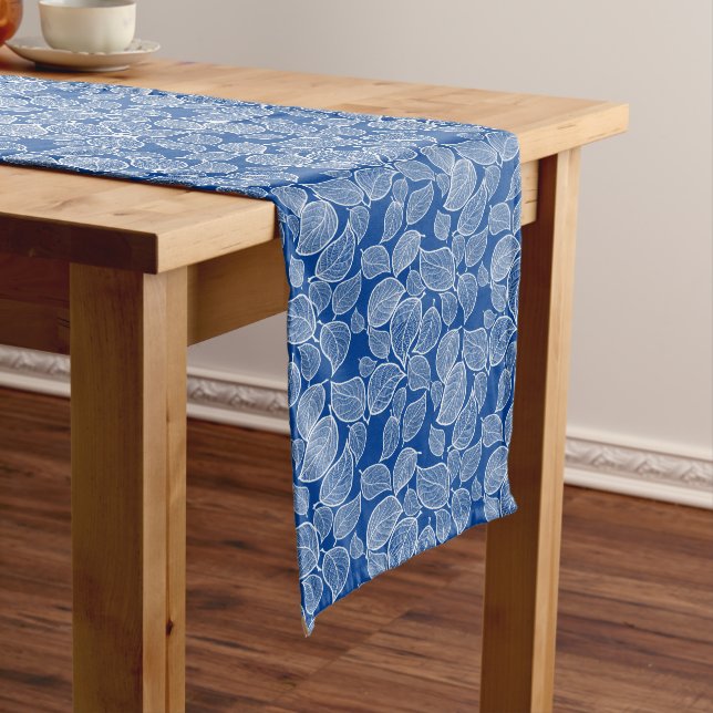 Weiße Blätter auf blauem Tischläufer (Beispiel)