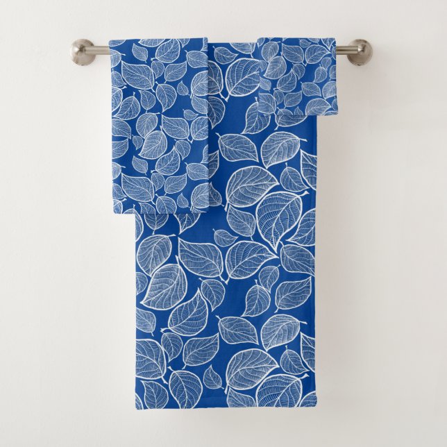 Weiße Blätter auf BlueTowel Badhandtuch Set (Insitu)