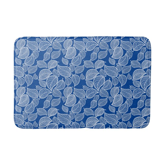 Weiße Blätter auf der Blauen Bath-matte Badematte (Vorderseite)