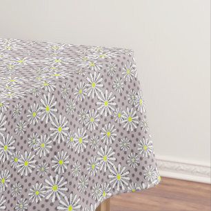 Weiße Blume auf einem beigen, braunen Polka-Punkt Tischdecke