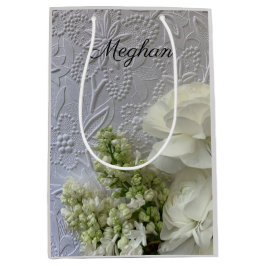 Weiße Blume auf geprägtem Hintergrund Mittlere Geschenktüte