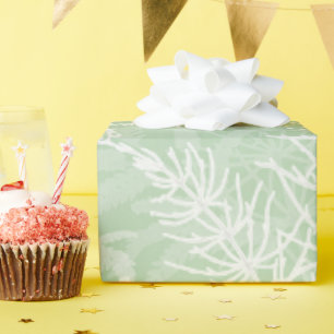 Weiße Blume auf hellgrün. Geschenkpapier