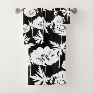 Weiße Blume auf Schwarz. Badhandtuch Set