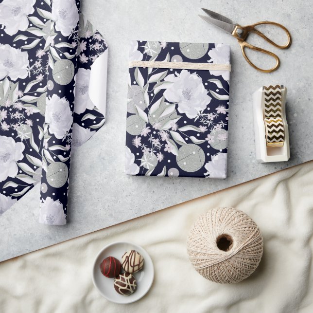 Weiße Blume aus Perlen auf dunkelblau. Geschenkpapier (Kunsthandwerk)