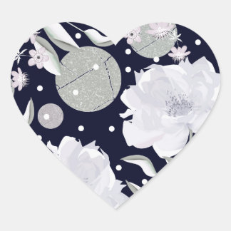 Weiße Blume aus Perlen auf dunkelblau. Herz-Aufkleber
