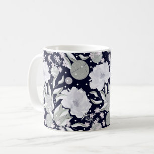 Weiße Blume aus Perlen auf dunkelblau. Kaffeetasse