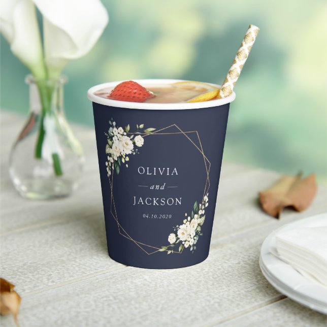 Weiße Blume, cremige Blume, Grünpflanzen, Hochzeit Pappbecher (In Situ)