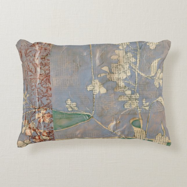 Weiße Blume im Zeitungspapier-Hintergrund Dekokissen (Vorderseite)