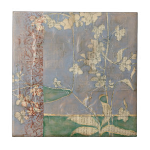 Weiße Blume im Zeitungspapier-Hintergrund Fliese