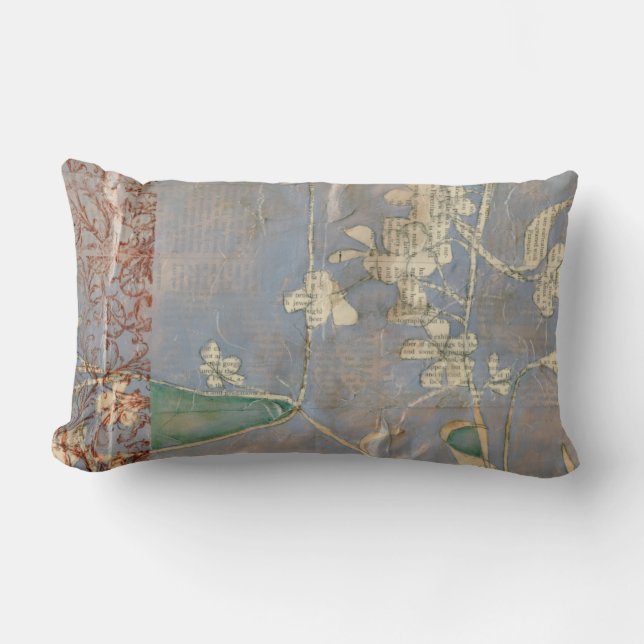 Weiße Blume im Zeitungspapier-Hintergrund Lendenkissen (Vorderseite)