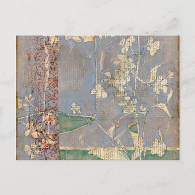 Weiße Blume im Zeitungspapier-Hintergrund Postkarte (Vorderseite)