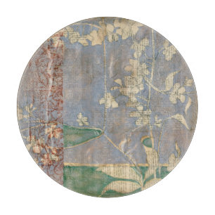 Weiße Blume im Zeitungspapier-Hintergrund Schneidebrett