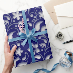Weiße Blume mit blauem Hintergrund Geschenkpapier