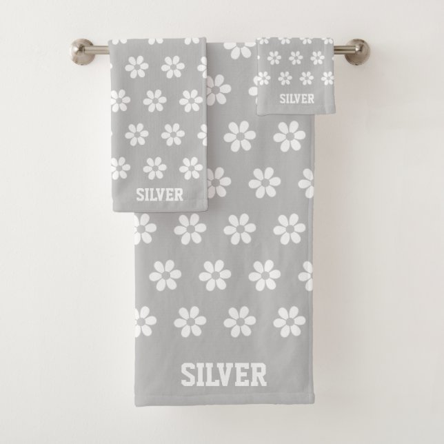 Weiße Blume Muster auf hellgrau Personalisiert Badhandtuch Set (Insitu)