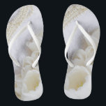 Weiße Blume und Perlen Hochzeitskippen Flip Flops<br><div class="desc">Weiße Blume und Perlen Hochzeitskippen sind ab sofort verfügbar!</div>