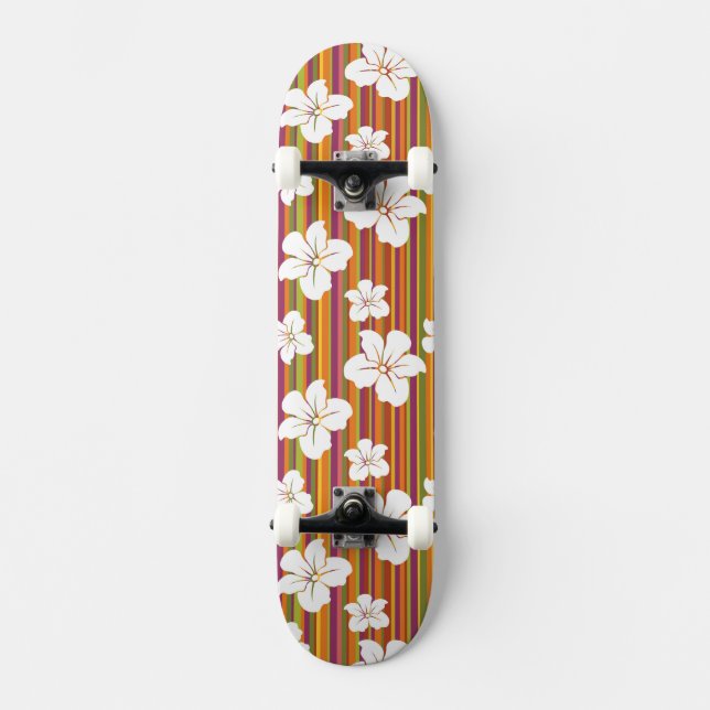Weiße Blumen auf einem gestreiften Hintergrund Skateboard (Vorderseite)