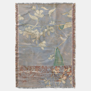 Weiße Blumen auf Zeitungspapier-Hintergrund Decke