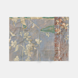 Weiße Blumen auf Zeitungspapier-Hintergrund Fleecedecke