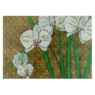 Weiße Blumen und grüne Stämme auf Brown-Grenze Schneidebrett