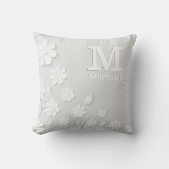 Weiße, blumengeprägte Namensinitialen personalisie Kissen (Vorderseite)
