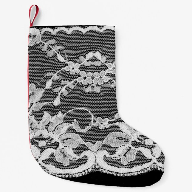 Weiße Blumenspitze auf schwarzem Hintergrund. Kleiner Weihnachtsstrumpf (Vorderseite)