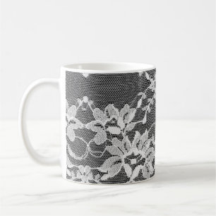 Weiße Blumenstickerei: schwarzer Hintergrund. Kaffeetasse