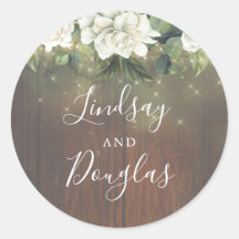 Weiße Blumenstränge leuchten rustikal romantisch