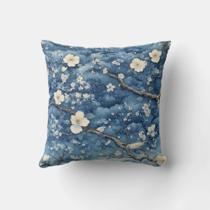 Weiße Blüte auf blau Kissen