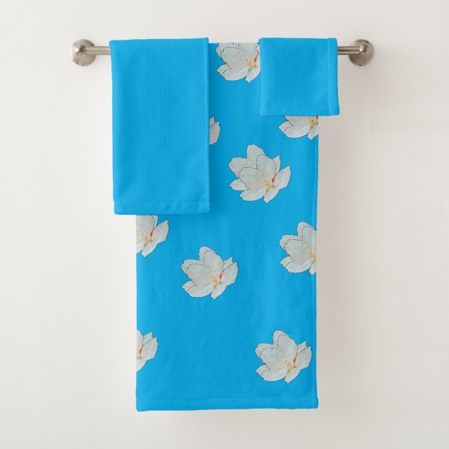 Weiße Blüten auf blauem Blau Badhandtuch Set (Insitu)