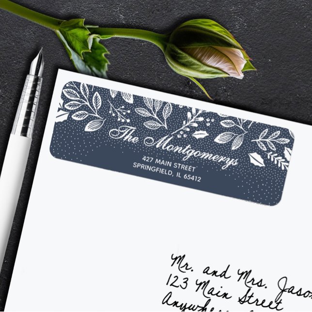 Weiße Botanicals auf blauer Rücksendeadresse (White botanicals on blue return address labels)