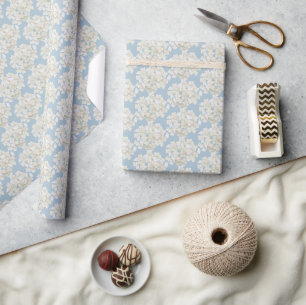 Weiße Brauthortensien auf sanftem Blau Geschenkpapier