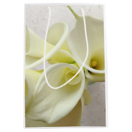 Weiße Calla-Lilien von oben Mittlere Geschenktüte