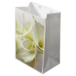 Weiße Calla-Lilien von oben Mittlere Geschenktüte