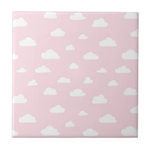 Weiße Cartoon-Wolken auf rosa Hintergrundmuster Fliese