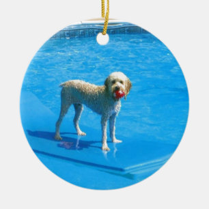 Weiße Cockapoo Hundeschwimmen auf einem Floss Keramik Ornament