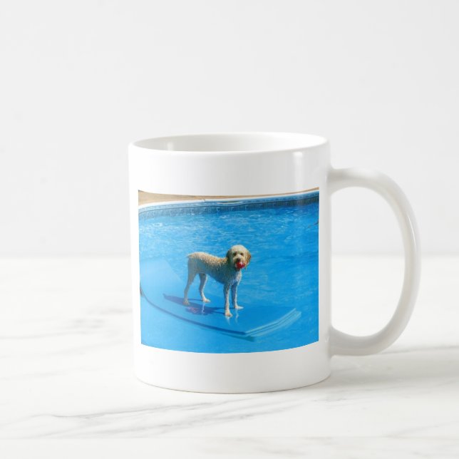 Weiße Cockapoo Hundeschwimmen auf einem Floss Tasse (Rechts)