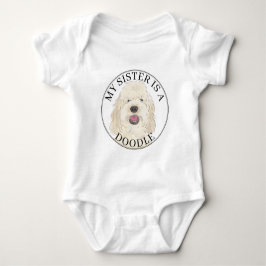 Weiße Creme Golden Doodle Hündin große Schwester Baby Strampler