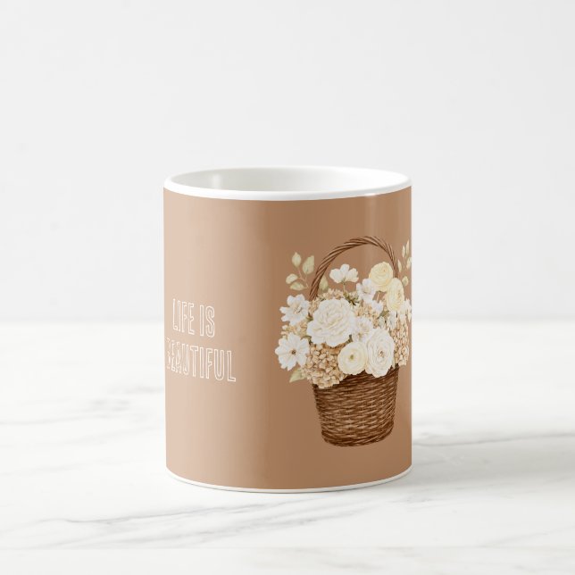Weiße Cremeblumen im Korb Kaffeetasse (Mittel)