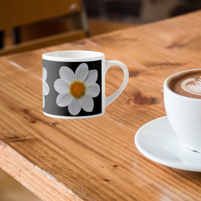 Weiße Dahlia Blumenmuster auf schwarz Espressotasse (In Situ)