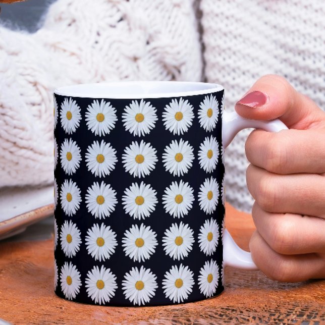 Weiße Daisy-Floral-Muster auf schwarz Kaffeetasse (In Situ)