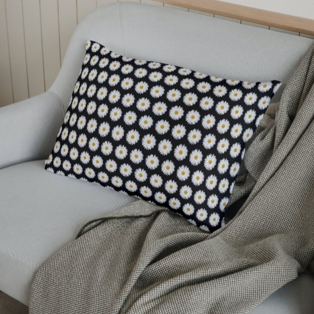 Weiße Daisy-Floral-Muster auf schwarz Kissenbezug (In Situ)