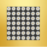 Weiße Daisy-Floral-Muster auf schwarz Schal<br><div class="desc">Mit diesem quadratischen Chiffonschal,  der das Foto einer hübschen,  weißen Daisy-Blume auf schwarzem Hintergrund darstellt und in einem sich wiederholenden Muster gedruckt wird,  können Sie Ihren Kleiderschrank in Szene setzen. Ein schönes,  blumengeschmücktes Design! Wählen Sie Ihre Schals-Größe aus.</div>