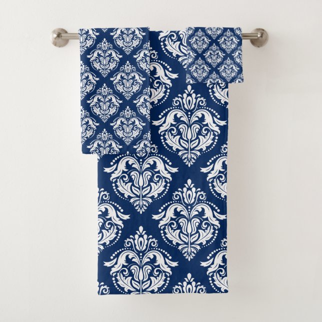 Weiße Damaskus Muster Custom Navy Blue Background Badhandtuch Set (Insitu)