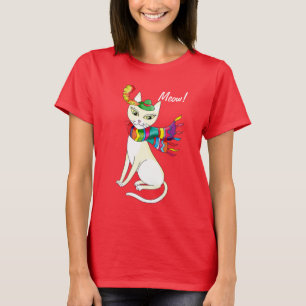 Weiße dekorative Katze in einem Hut und Schal auf  T-Shirt