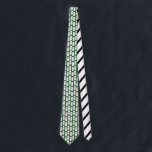 Weiße Dominosteine mit schwarzen Punkten auf grüne Krawatte<br><div class="desc">Einfache,  handgezeichnet Stilbilder von Dominosteinen in Weiß mit schwarzem Druck oder schwarzen Punkten auf ihnen sind in einem Muster auf einem grünen Hintergrund auf diesem Halsband angeordnet. Es ist perfekt für alle,  die Lieben Dominospiele und andere Spiele spielen.</div>