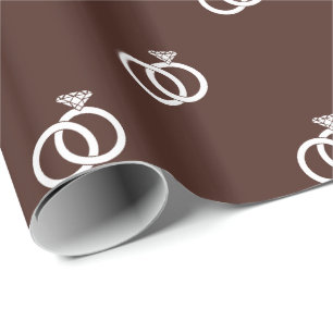 Weiße Eheringe auf Braun Geschenkpapier