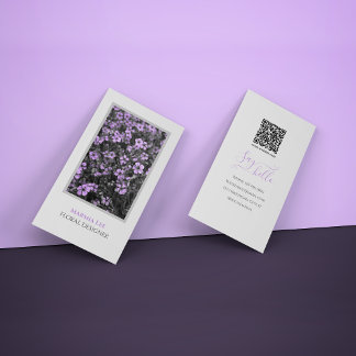 Weiße elegante florale Visitenkarte mit QR-Code